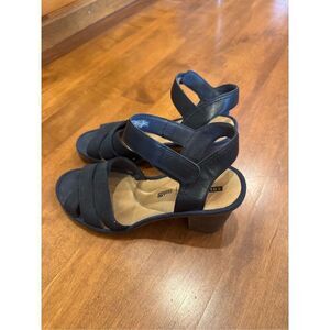 Woman’s Clarks collection leather , soft cushion, sandal size 9 1/2